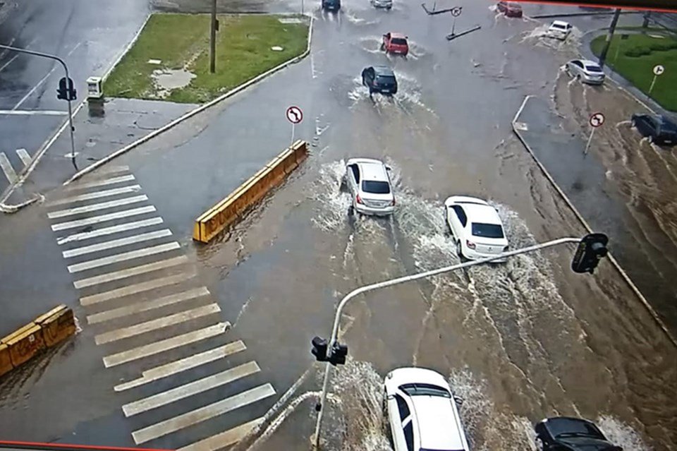 Pista alagada com carros