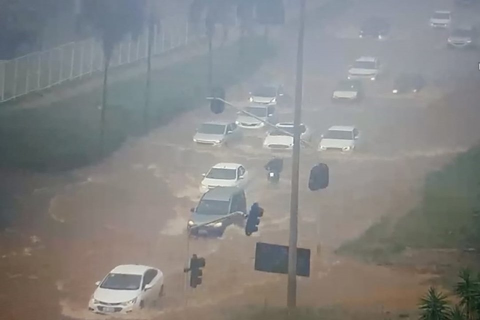 Pista alagada com carros