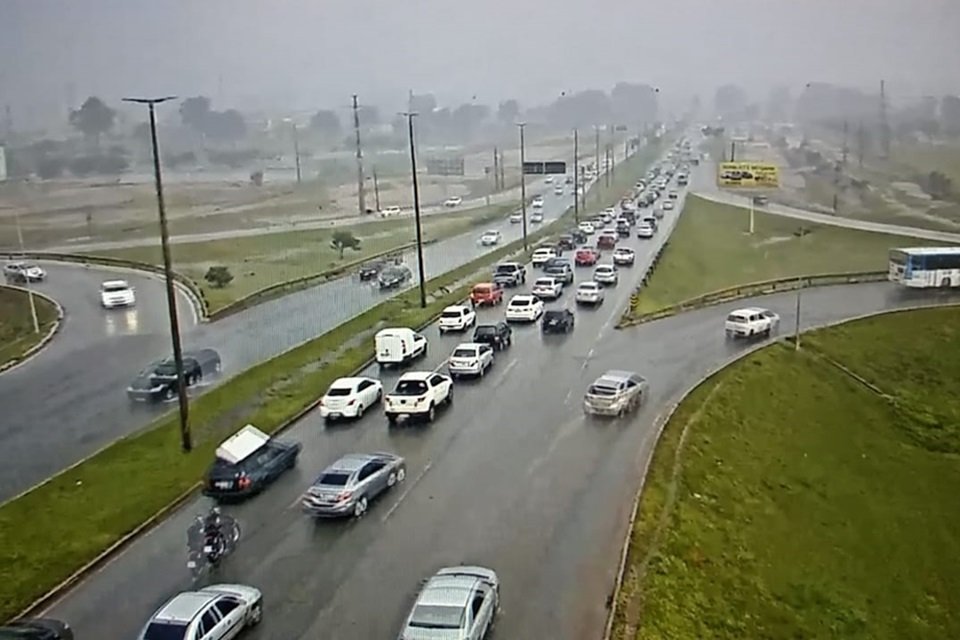 Trânsito com chuva no DF