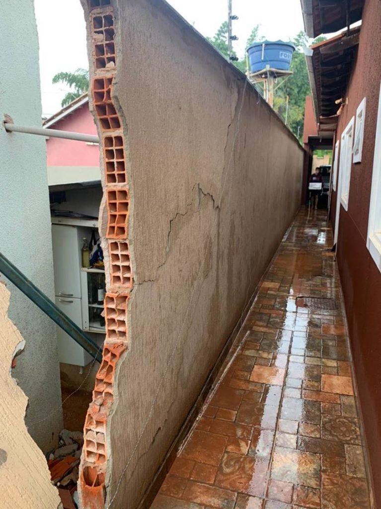 Chuva derruba muro