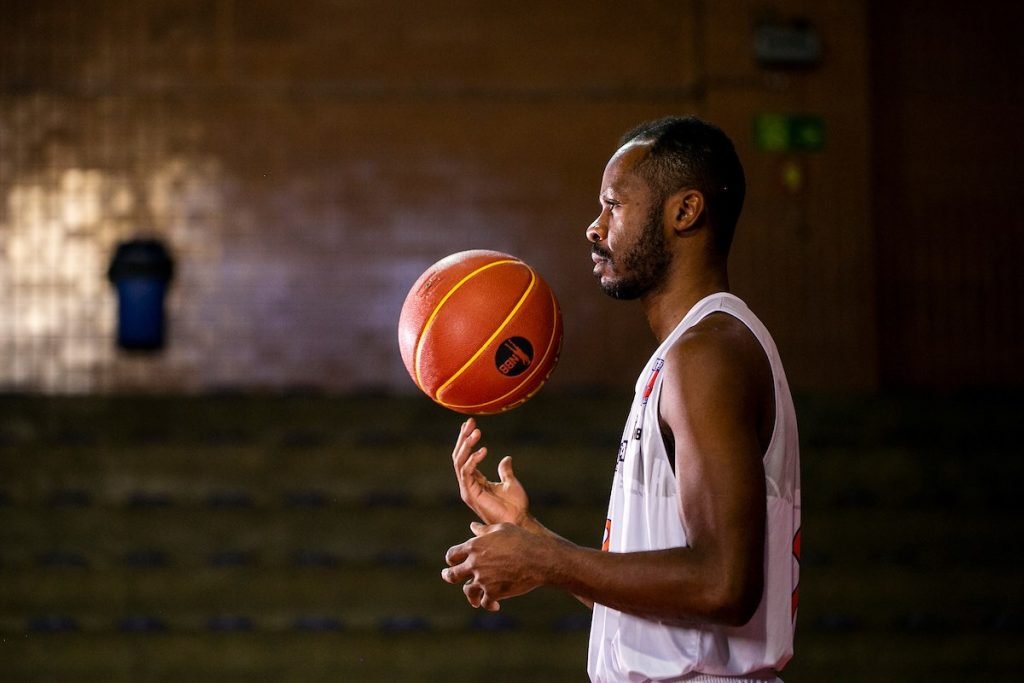 Ex-jogador da seleção de basquete, Larry Taylor lança novo single