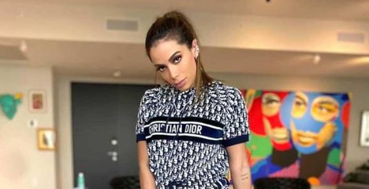 Vídeo: Anitta escolheu uma calça Louis Vuitton azul e mostrou seu rebolado  em vídeo - Purepeople