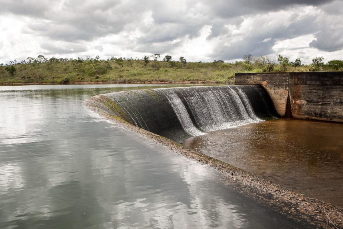 Após fortes chuvas, reservatório de Santa Maria começa a transbordar