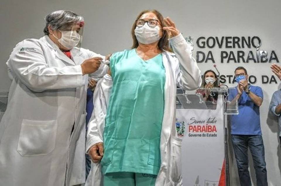 Primeira Vacinada Contra Covid Na Para Ba Recebe Dose Metr Poles