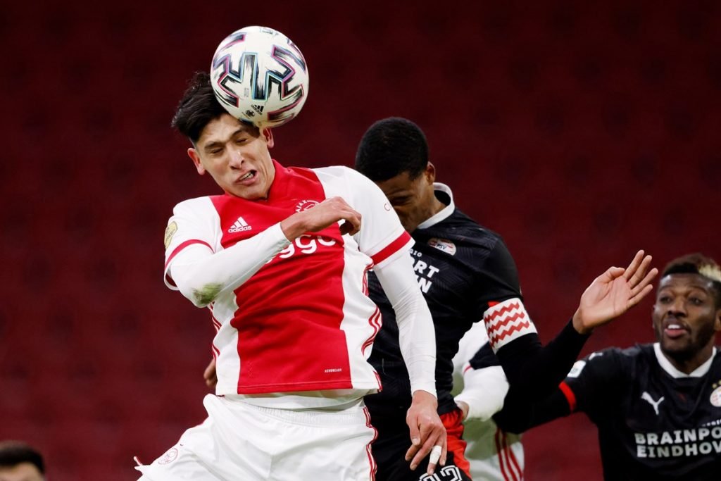 Edson Álvarez em jogo do Ajax