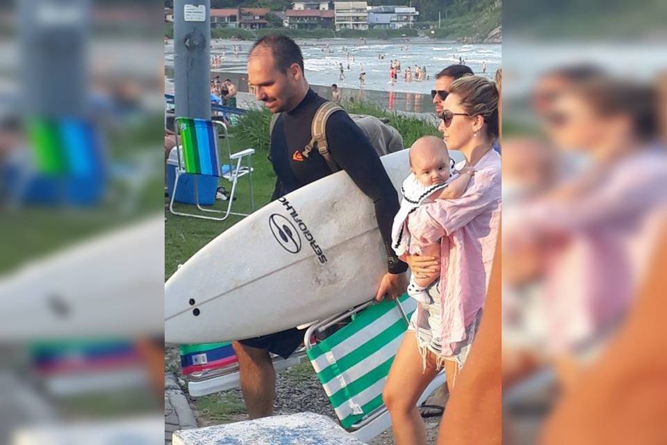 Eduardo Bolsonaro surfa em Santa Catarina