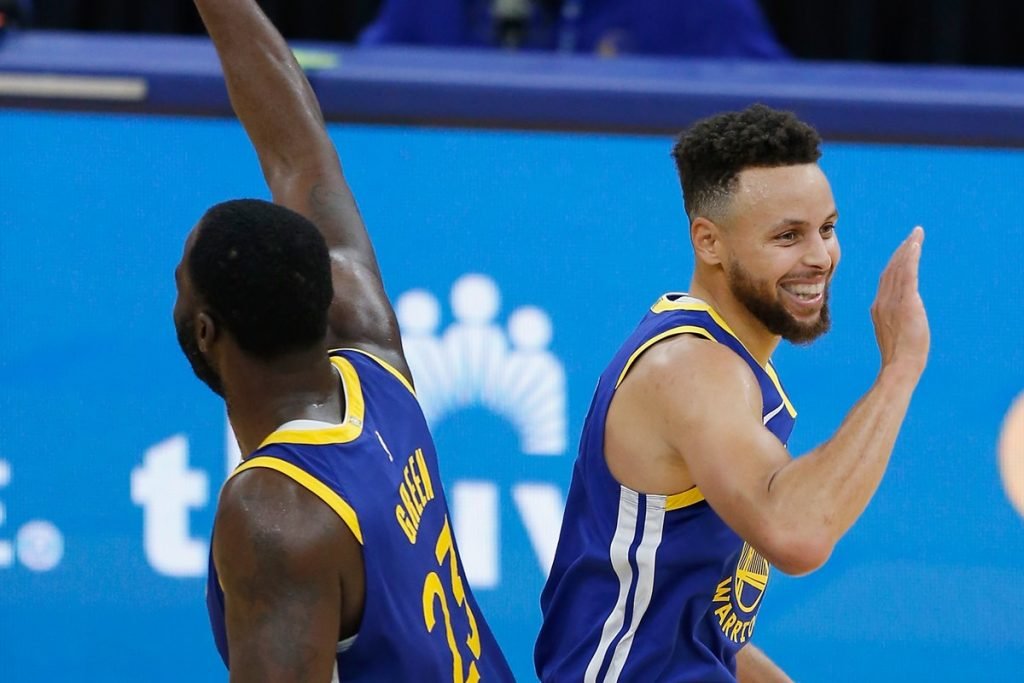 Em Los Angeles, Curry brilha e Warriors batem Lakers no jogo de