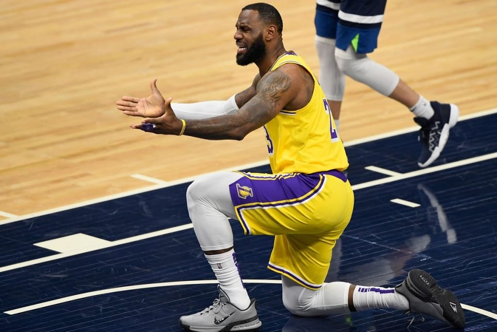 Sem LeBron James, Anthony Davis comanda vitória dos Lakers sobre