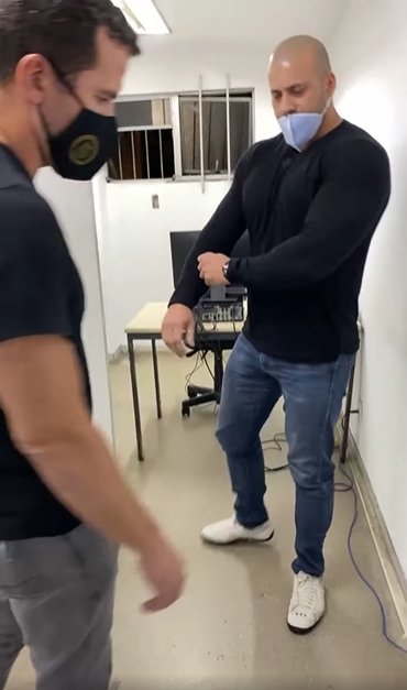 Daniel Silveira com nariz descoberto por máscara