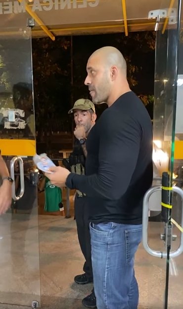 Daniel Silveira recebe máscara de proteção facial