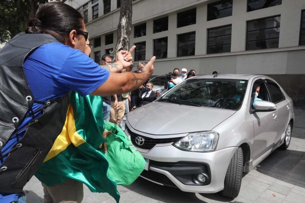 Apoiadores pedem liberdade de Daniel Silveira