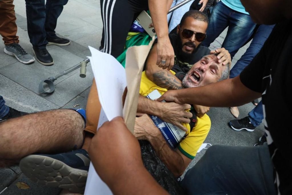 Apoiadores pedem liberdade de Daniel Silveira