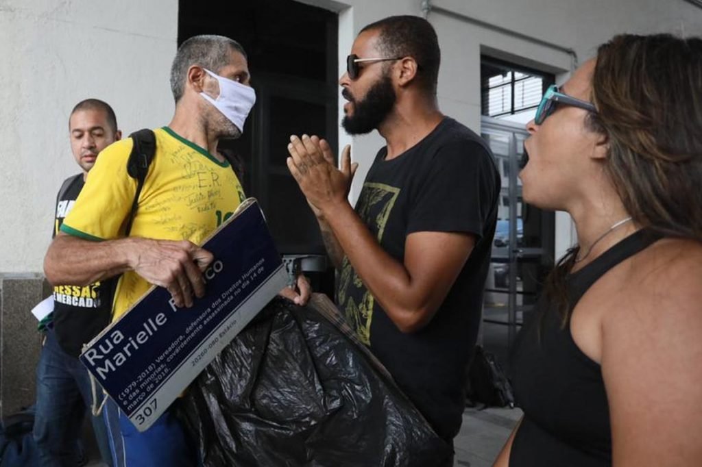 Apoiadores pedem liberdade de Daniel Silveira