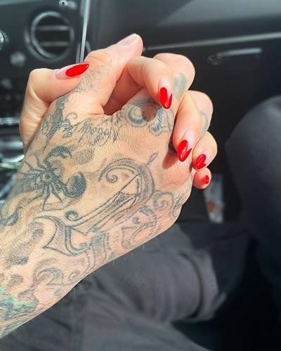 kourtney-kardashian-e-travis-barker-de-mãos-dadas