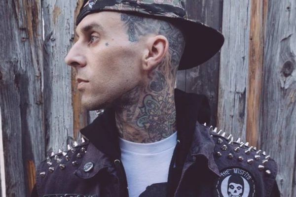 Travis Barker faz primeira viagem de avião após acidente em Metrópoles