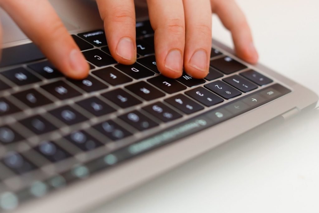 Pessoa digitando em teclado de computador