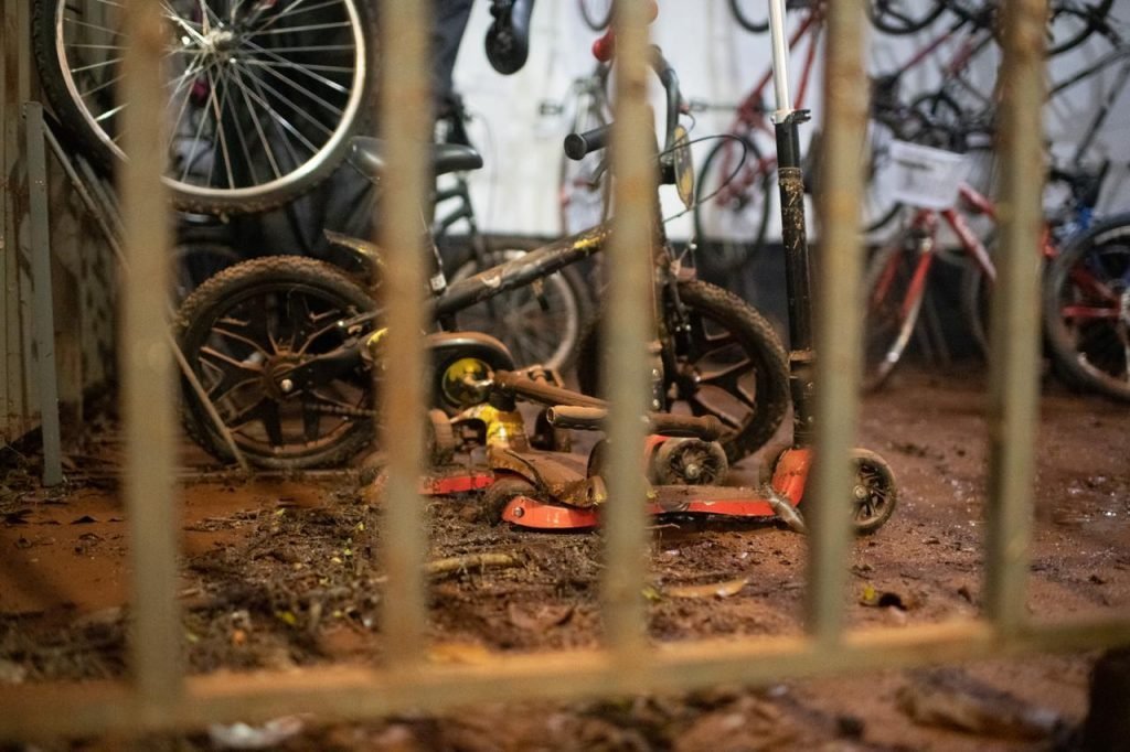 Garagem do edifício inundada