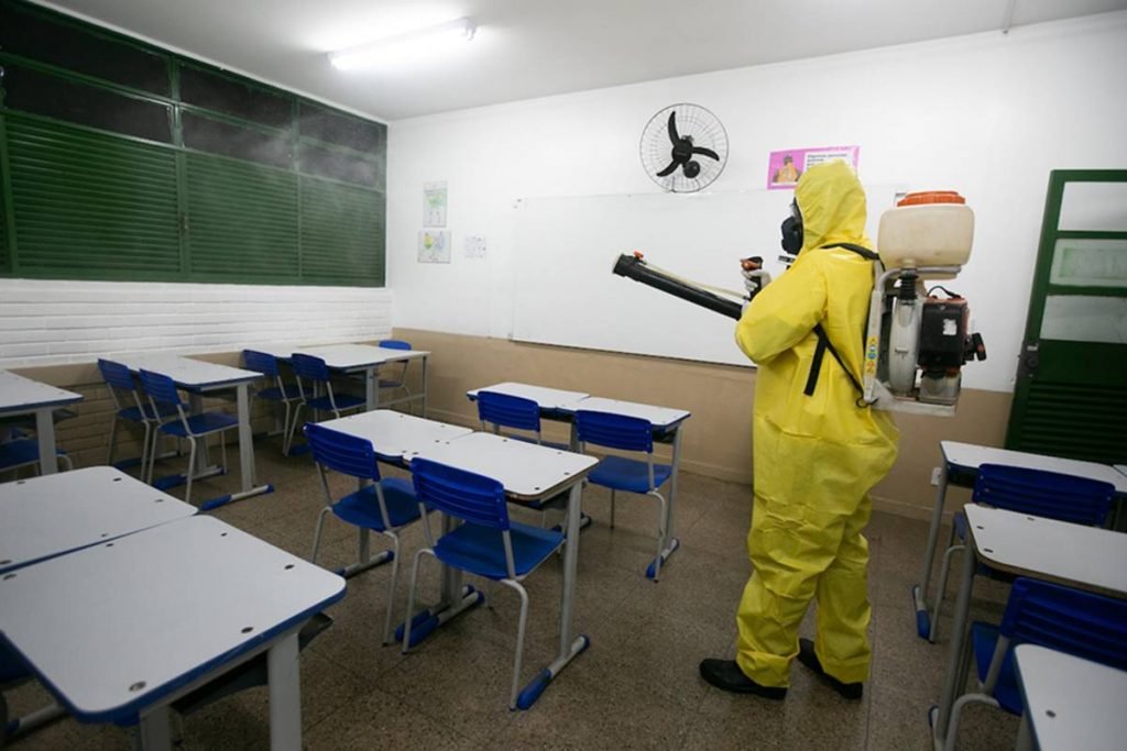 Sala de aula é higienizada contra Covid-19 no DF