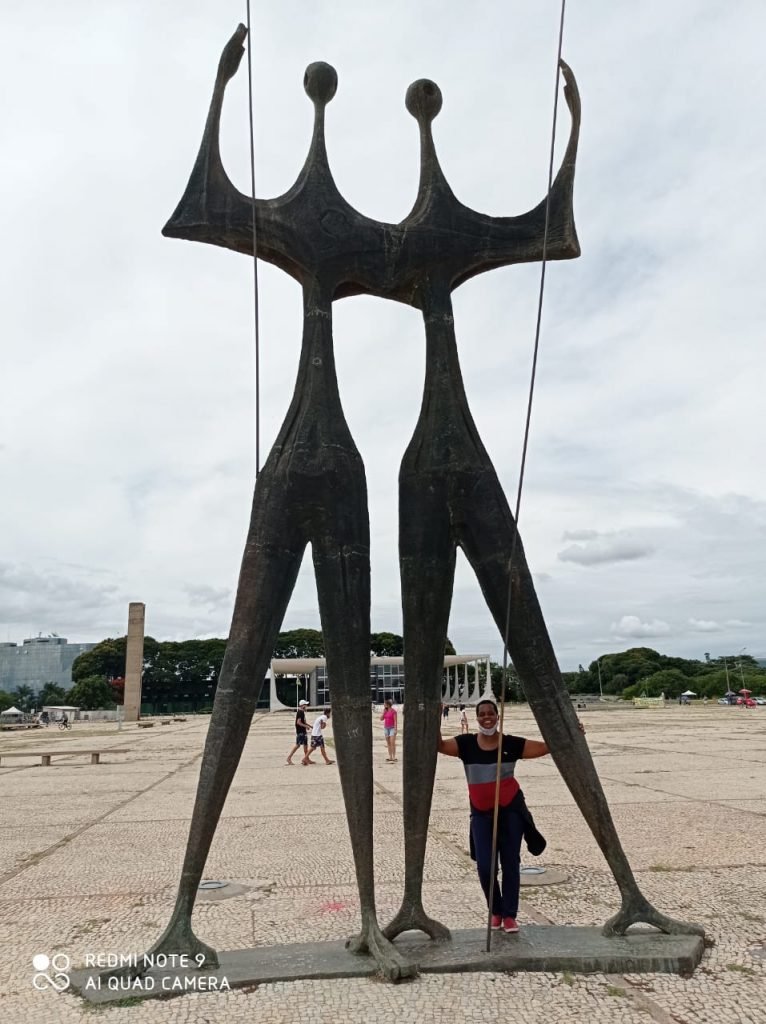 Madalena Gordiano em Brasilia 02 - Dois candangos praça dos três poderes
