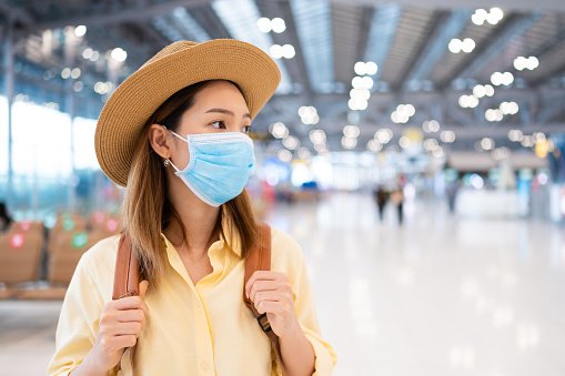 Médico explica qual a melhor máscara para usar em uma viagem de avião
