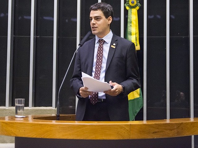 deputado federal Tiago Mitraud na tribuna da Câmara dos Deputados