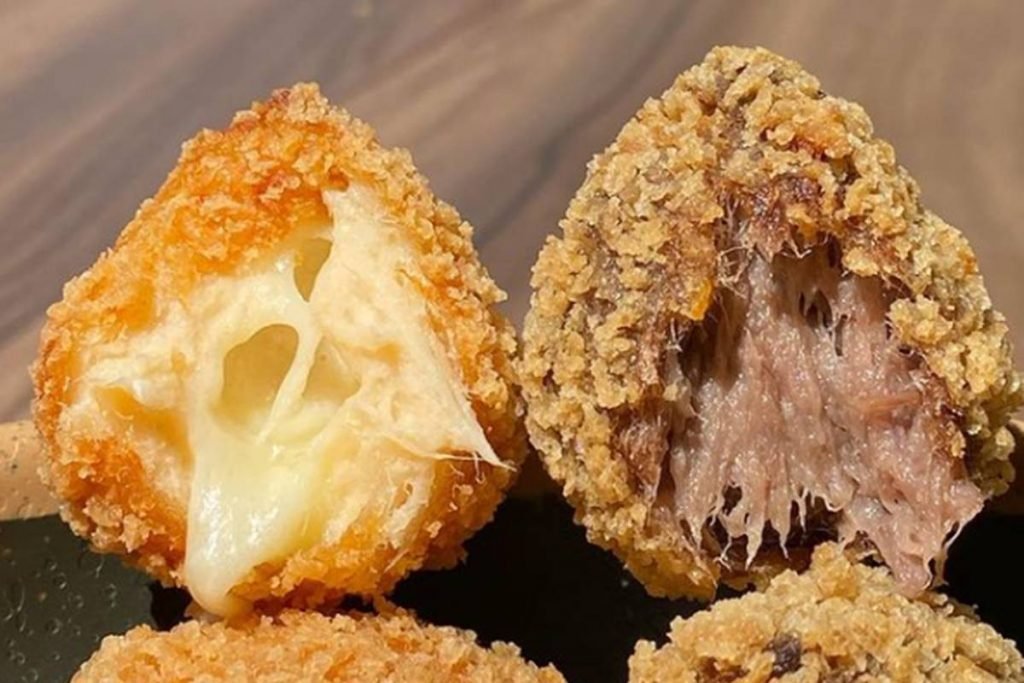 Coxinhas mordidas de frango com muçarela e carne