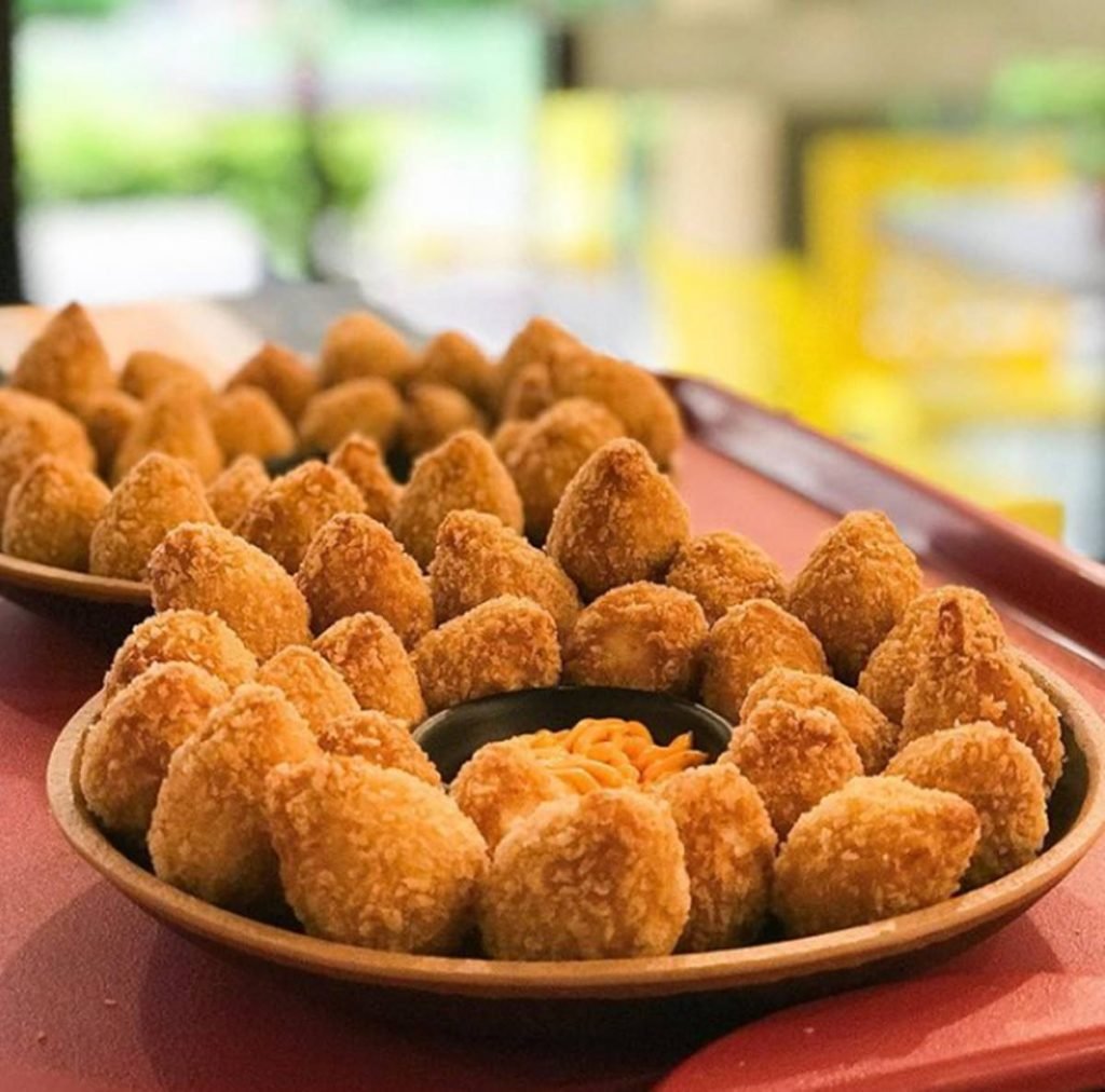 Pratos com coxinhas fritas