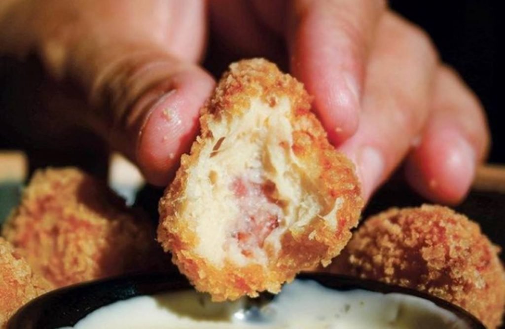 Coxinha mordida de frango com bacon