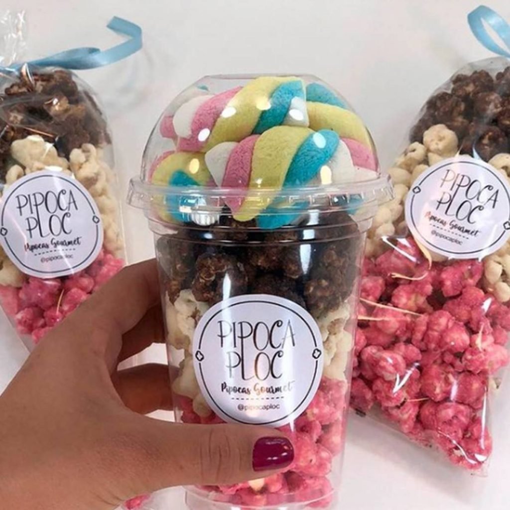 Pipocas e marshmallow no copo bolha e dois sacos