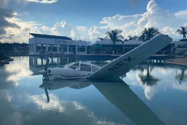 avião cai em piscina