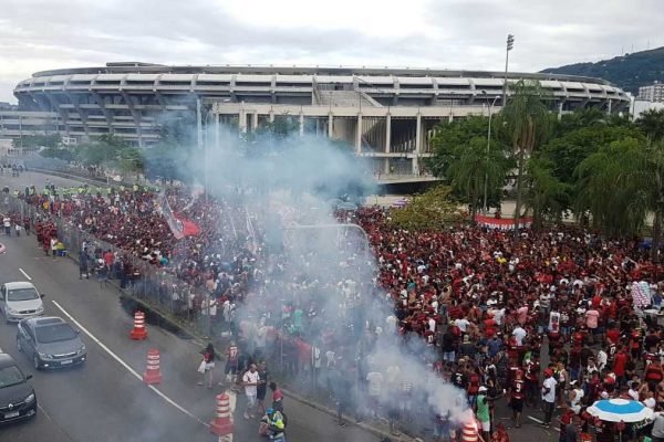 Torcida do Flamengo se aglomera