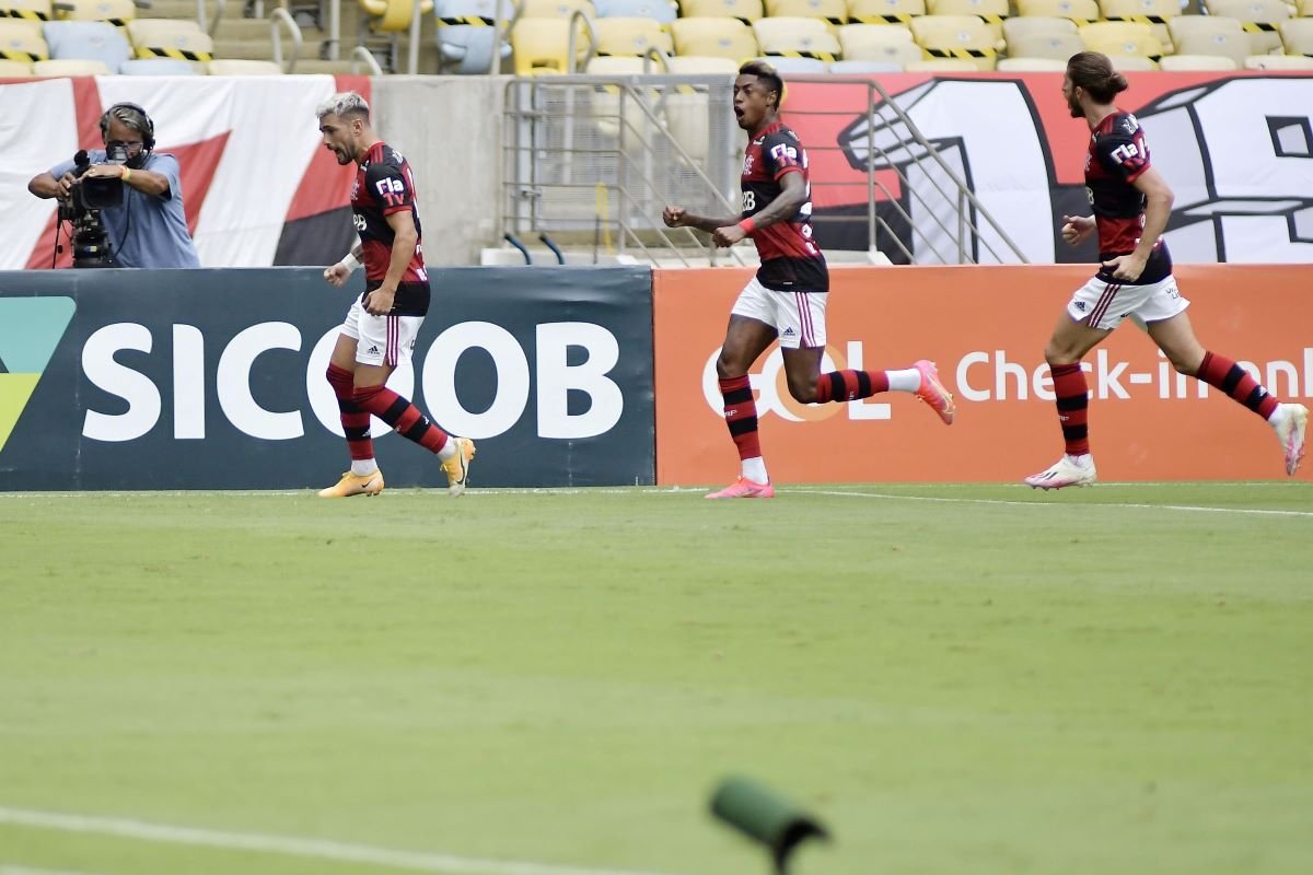Flamengo 2 x 1 Inter: Fla vence de virada em jogo com expulsão de Rodinei e  fica perto do título brasileiro