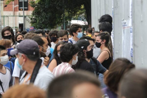 Estudantes chegam ao local de prova