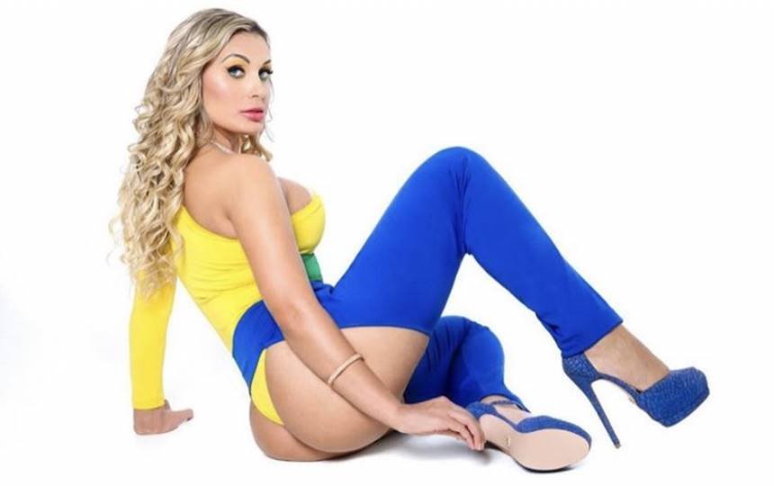 Andressa Urach mostra bumbum em foto