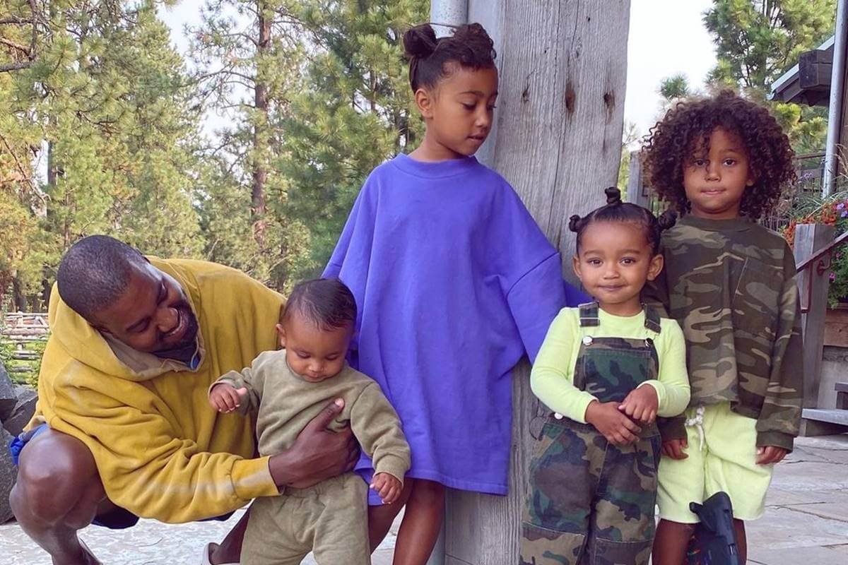 Kanye West com os filhos