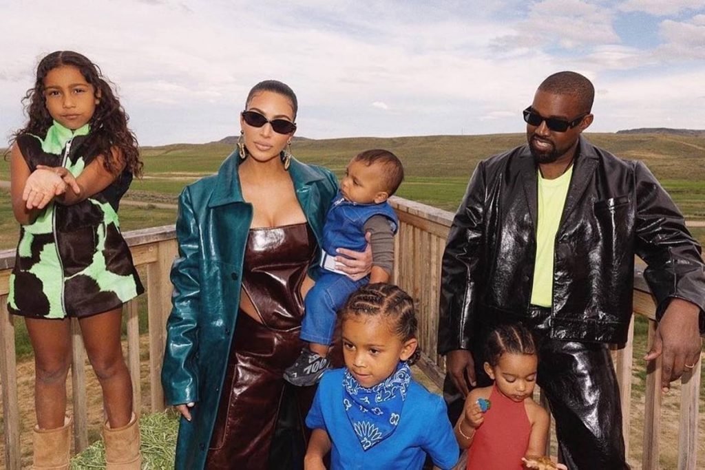 Kim e Kanye West com os filhos