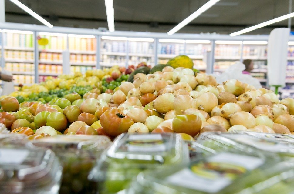Legumes e verduras em supermercado
