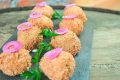 bolinhos redondos fritos sobre prato cinza