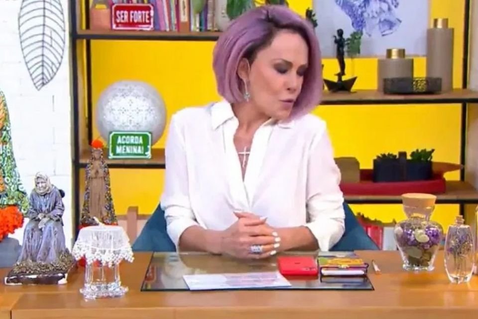 Ana Maria braga beijinho no ombro