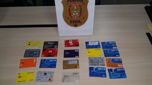 cartões de banco apreendidos