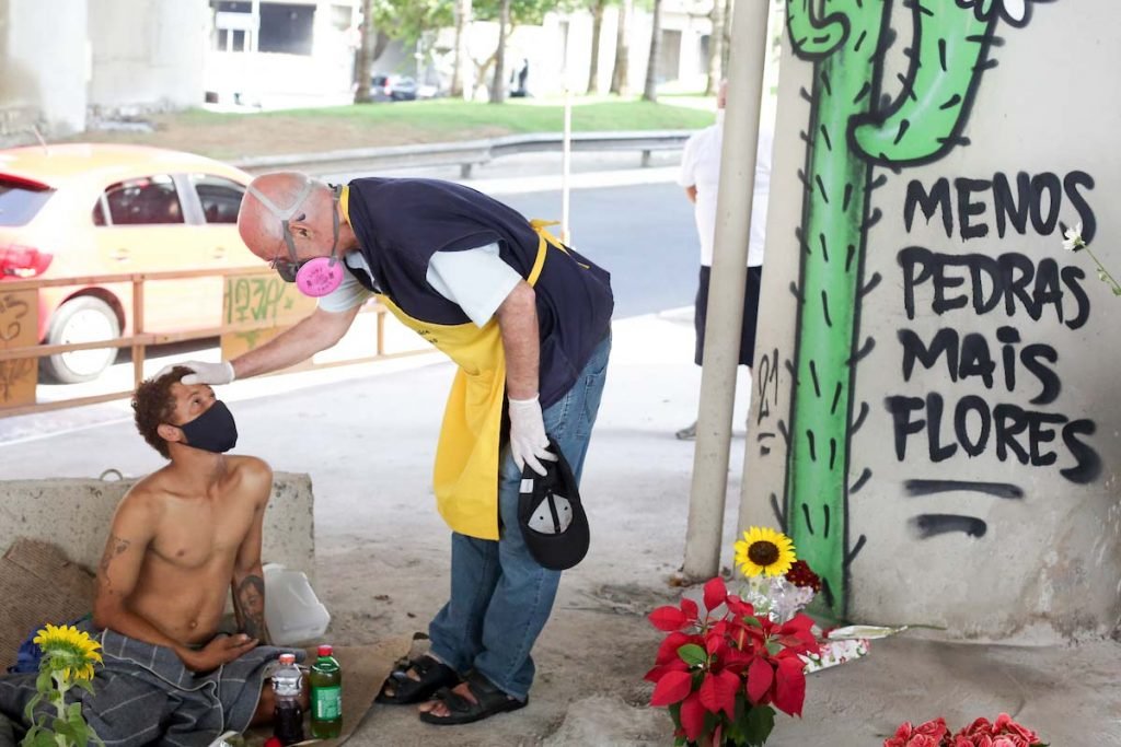 Padre Julio organiza protesto contra instalação de pedras em viadutos na zona leste de São Paulo