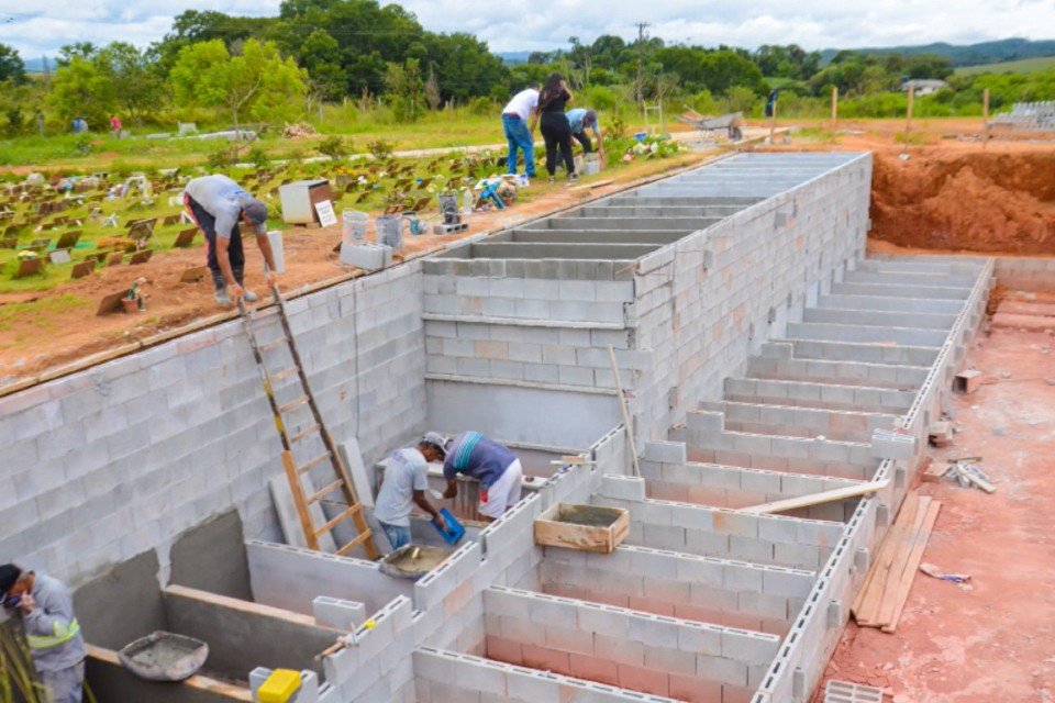 Obras no cemitério de Biritiba-Mirim, que demanda adaptação de legislação ambiental (1)