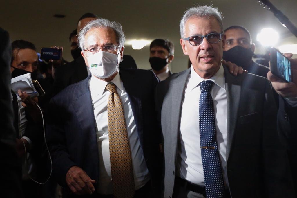 Presidente Bolsonaro e general Ramos vão ao Congresso Nacional acompanhar entrega simbólica da MP Eletrobrás no Salão Azul do Senado Federal