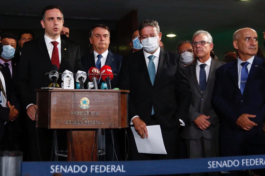 Presidente Bolsonaro e general Ramos vão ao Congresso Nacional acompanhar entrega simbólica da MP Eletrobrás no Salão Azul do Senado Federal