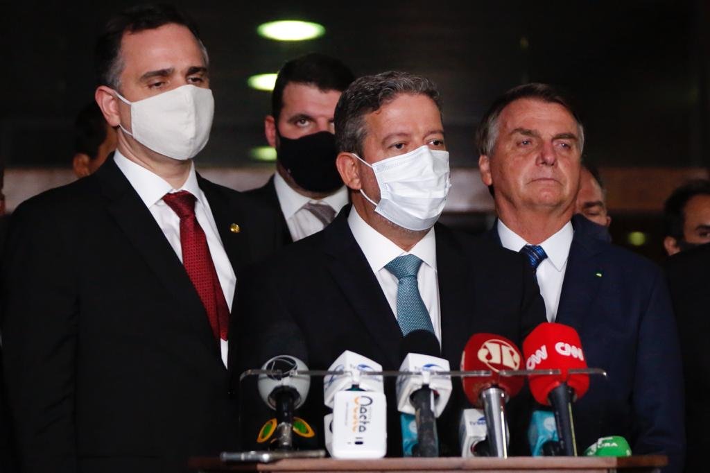 Presidente Bolsonaro e general Ramos vão ao Congresso Nacional acompanhar entrega simbólica da MP Eletrobrás no Salão Azul do Senado Federal