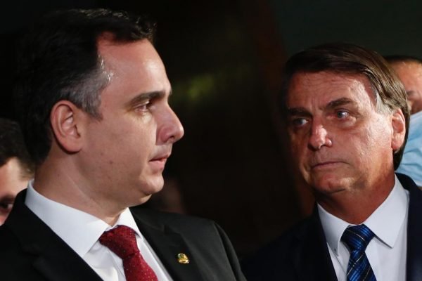 Presidente Bolsonaro e general Ramos vão ao Congresso Nacional acompanhar entrega simbólica da MP Eletrobrás no Salão Azul do Senado Federal