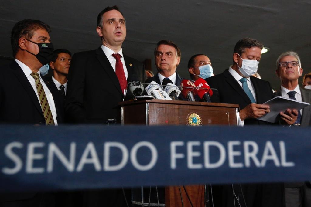 Presidente Bolsonaro e general Ramos vão ao Congresso Nacional acompanhar entrega simbólica da MP Eletrobrás no Salão Azul do Senado Federal