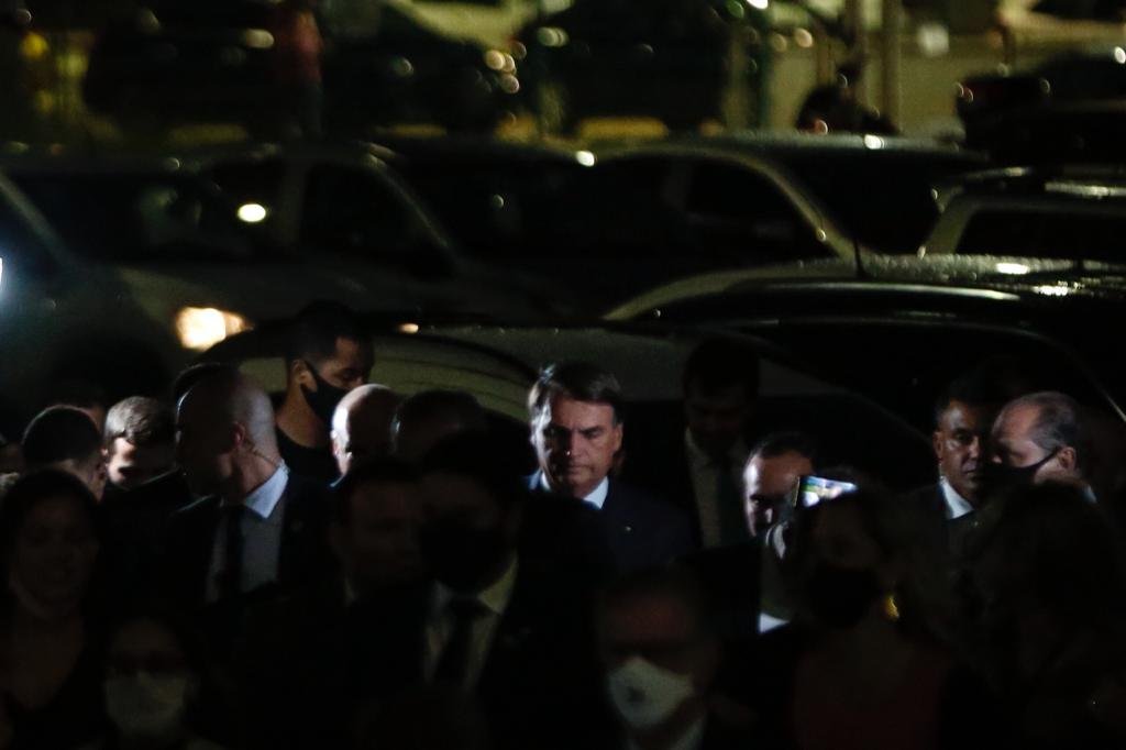 Presidente Bolsonaro e general Ramos vão ao Congresso Nacional acompanhar entrega simbólica da MP Eletrobrás no Salão Azul do Senado Federal