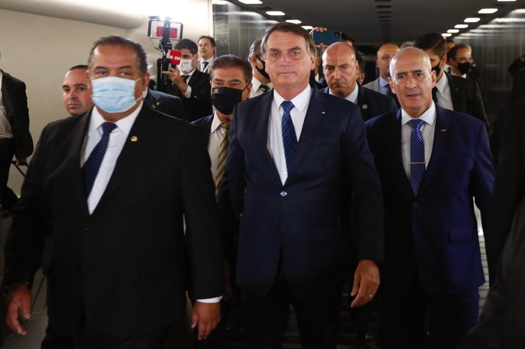 Presidente Bolsonaro e general Ramos vão ao Congresso Nacional acompanhar entrega simbólica da MP Eletrobrás no Salão Azul do Senado Federal