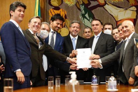 Presidente Bolsonaro entrega na presidência da Câmara dos Deputados o Projeto de Lei de privatização dos Correios